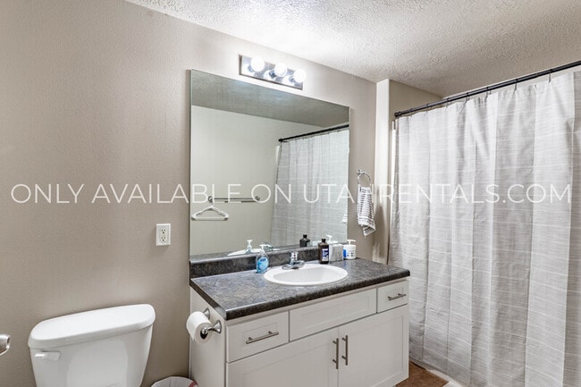 Building Photo - 892 E 700 N