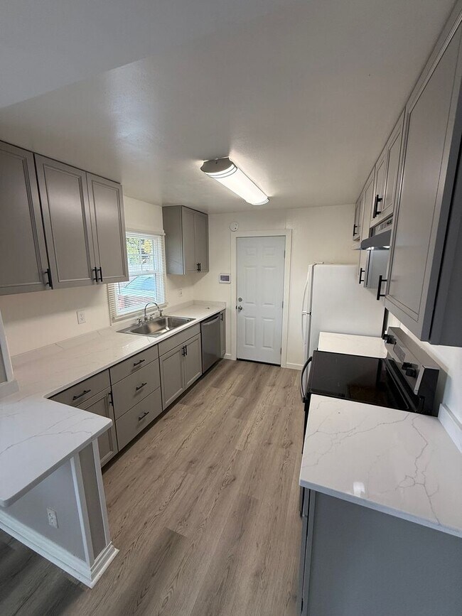 Building Photo - POL03