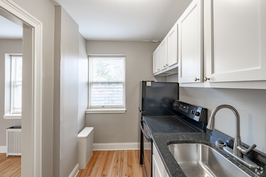 1BR, 1BA - 600SF - Kitchen - Parkside Place Apartments