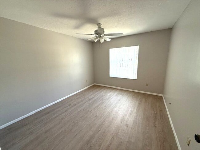 Building Photo - 2bedroom 2bath updated end unit condo on f...