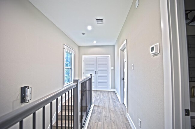 Building Photo - 2413 Glen Ln