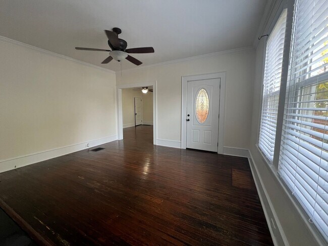 Building Photo - 2 bed and 1 bath house in Tree Streets Neigborhood.