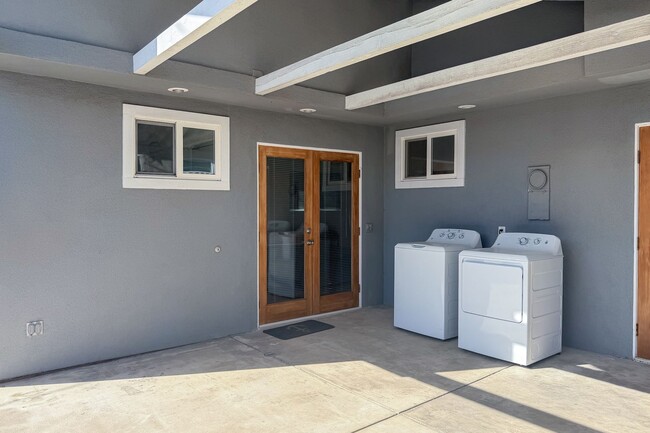 Building Photo - 3 bedrooms & 2 bathrooms |Duplex | Oxnard | Silverstrand Beach| Unfurnished