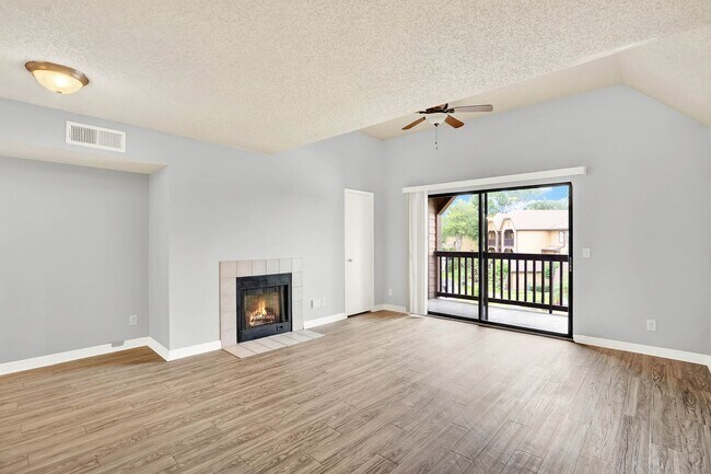 Building Photo - 1/1 Condo in Gated Lakefront Community of Altamonte Springs!