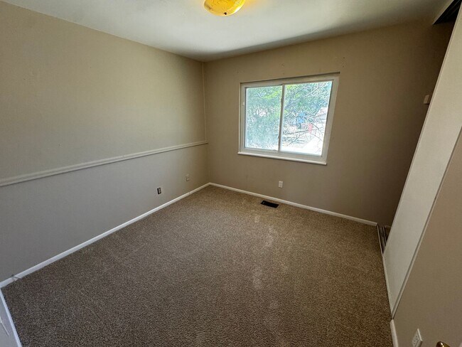 Building Photo - Spacious Aurora Home