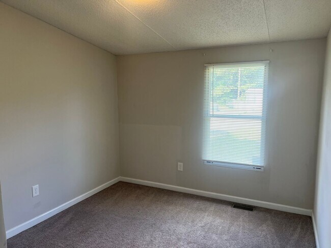 Building Photo - Introducing a charming 4-bedroom, 2-bathroom house in the desirable Gastonia, NC area