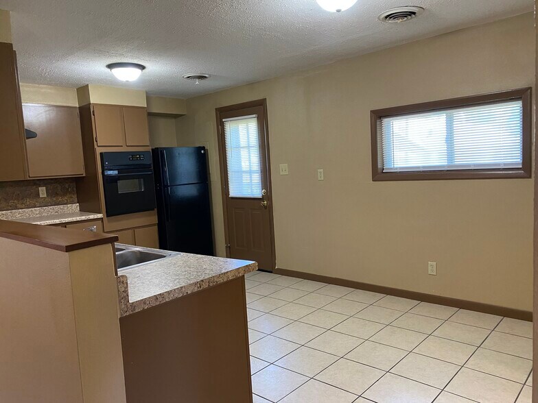 Building Photo - 208 E Maiden Ln