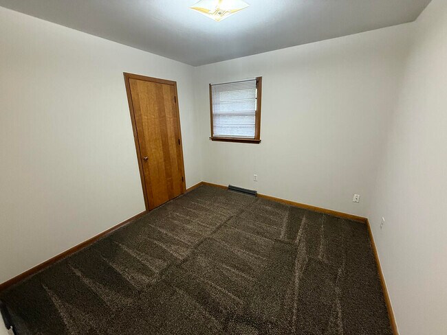 Building Photo - 2102 Woodlea Dr