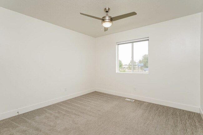 Building Photo - Beautiful 3 Bed, 2.5 Town Home! Available Now! See Our 3D Tour of This Property! Available NOW!