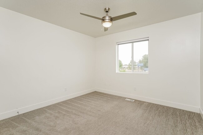 Building Photo - Beautiful 3 Bed, 2.5 Town Home! Available Now! See Our 3D Tour of This Property!