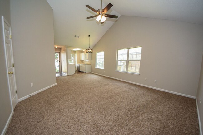 Building Photo - UPDATED and cute 2 bed 2 bath home.