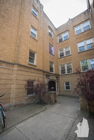 Building Photo - 2204 W Foster Ave