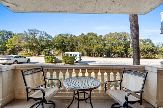 Building Photo - 10100 Lakeshore Dr