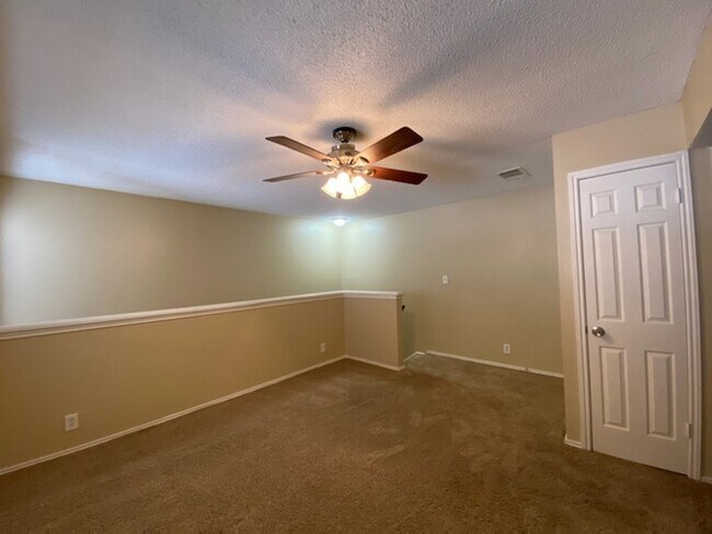 Building Photo - 2 story 1 bed 1.5 bath towhome