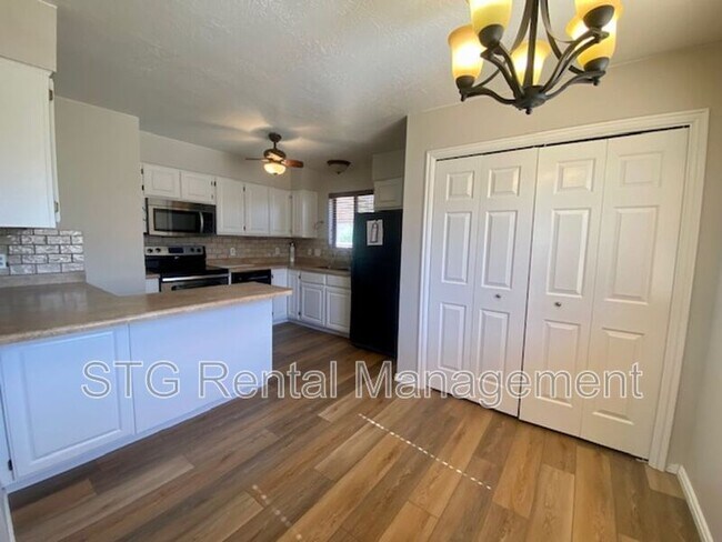 Building Photo - 1075 1400 W St