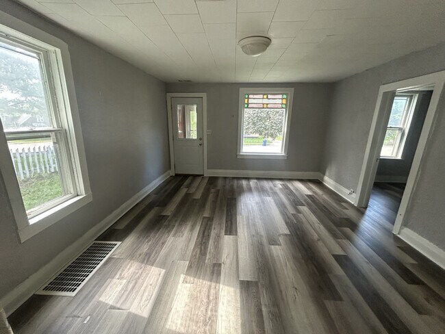 Building Photo - 706 W Lincoln Ave