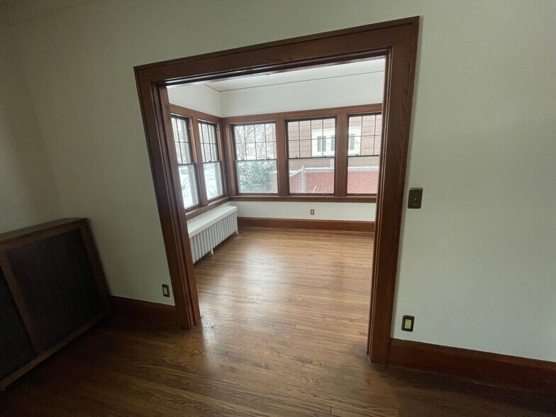 front sunroom - 1560 Lincoln Ave