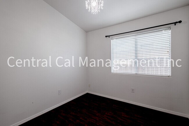 Building Photo - 4 Bedroom/2 Bath Home in Desired Riverlakes Community - $2495 per month!