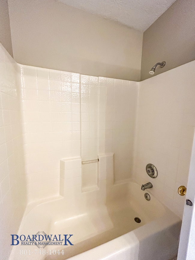 Building Photo - Stylish Draper Townhome with Private Patio