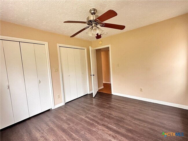 Building Photo - 906 N LBJ Dr