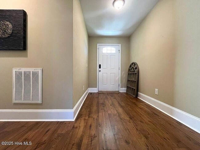 Building Photo - 225 Savannah Garden Dr