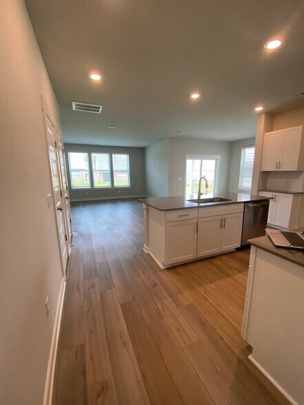 Building Photo - 3115 Lamond Dr