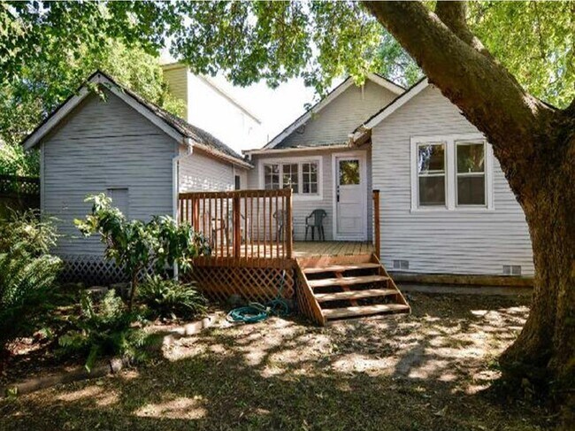 Building Photo - East Eugene Cottage ~ Campus ~ Fenced back/front yards ~ Off Street Parking