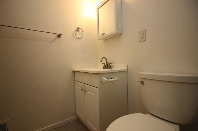 Building Photo - 2 Bedroom Condo Near Coddingtown
