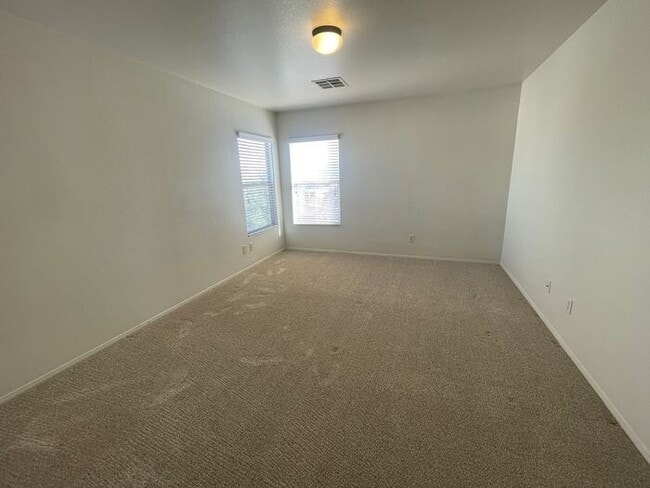 Building Photo - This proeprty has been shown before and will be leased to the first qualified applicant. To sched...
