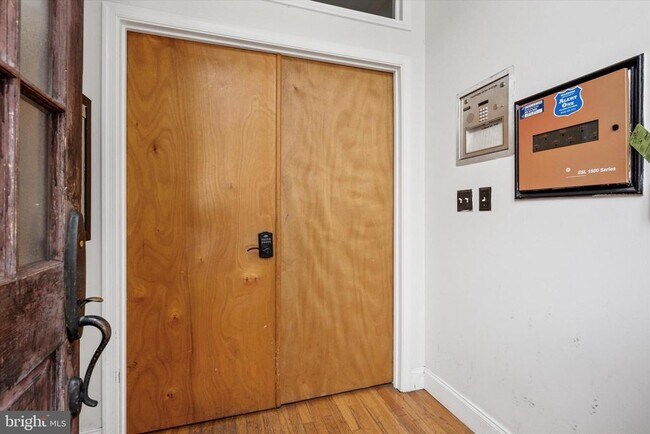 Building Photo - 1538 Christian St