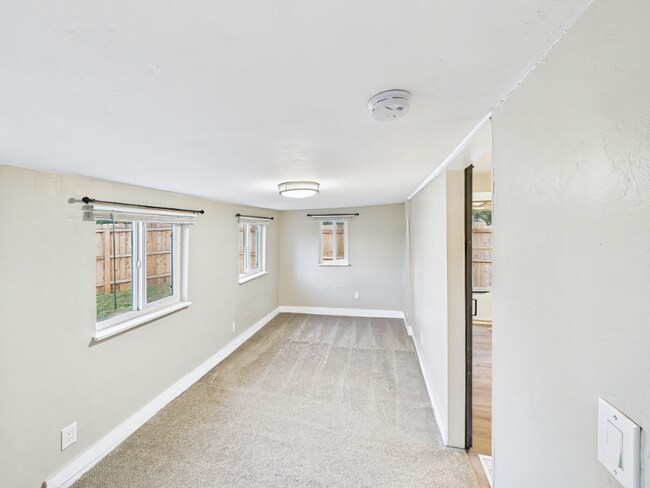 Building Photo - 404 S Race St