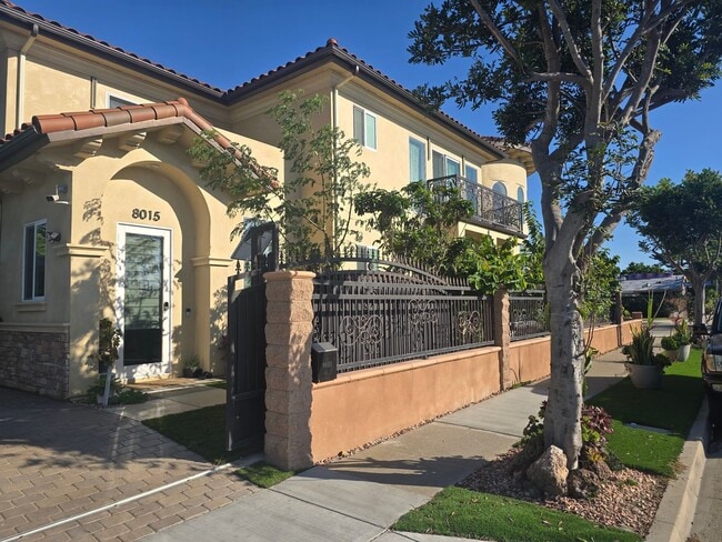 Primary Photo - Fully Furnished 2 Bed, 2 Bath Townhome – 5...