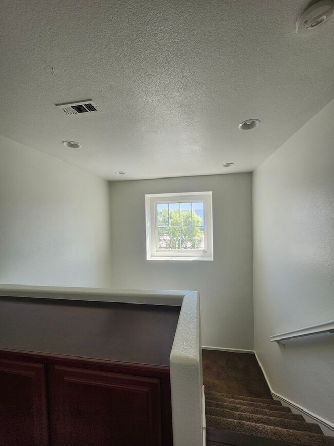 Building Photo - Chino 4 bedroom Beauty
