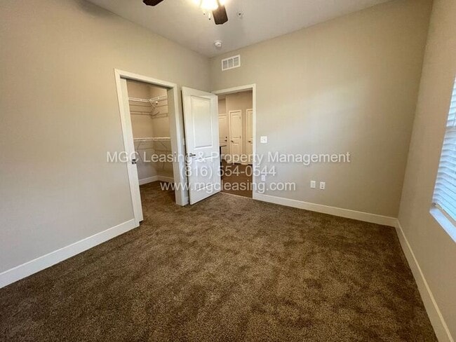 Building Photo - First Floor HCA Apartment with Extra-Large Primary Bath - Enjoy a $500 rent credit when you lease...