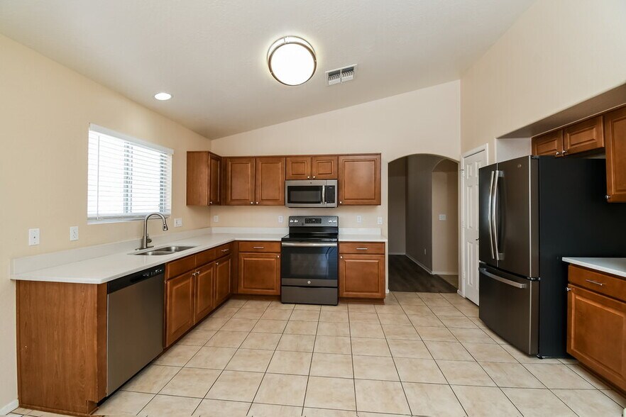 Building Photo - 1123 E Stardust Way