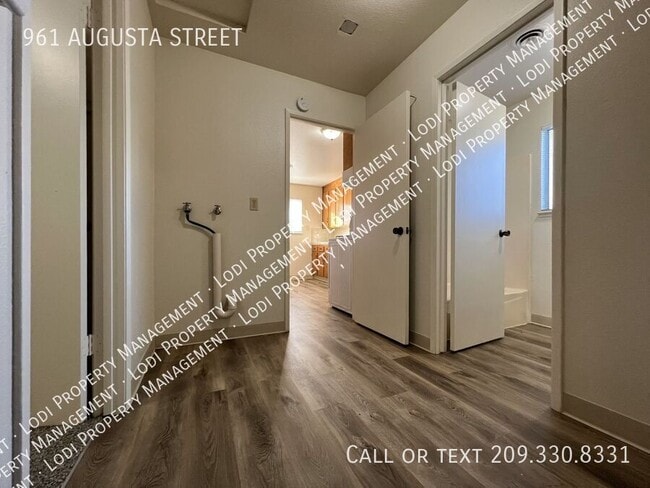 Building Photo - 961 E Augusta St