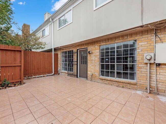 Building Photo - 10305 Briar Forest Dr
