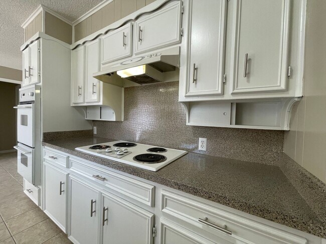 Building Photo - COMING SOON 3 BEDROOM 2.5 BATH SPACIOUS HO...