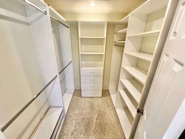 Building Photo - Peninsula Living just steps to the Beach