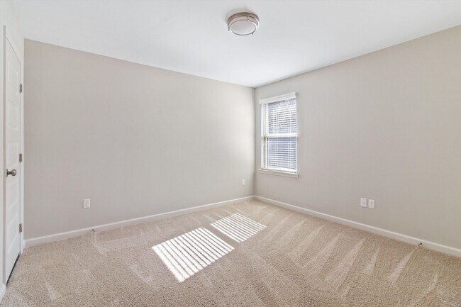 Building Photo - 584 Holden Dr