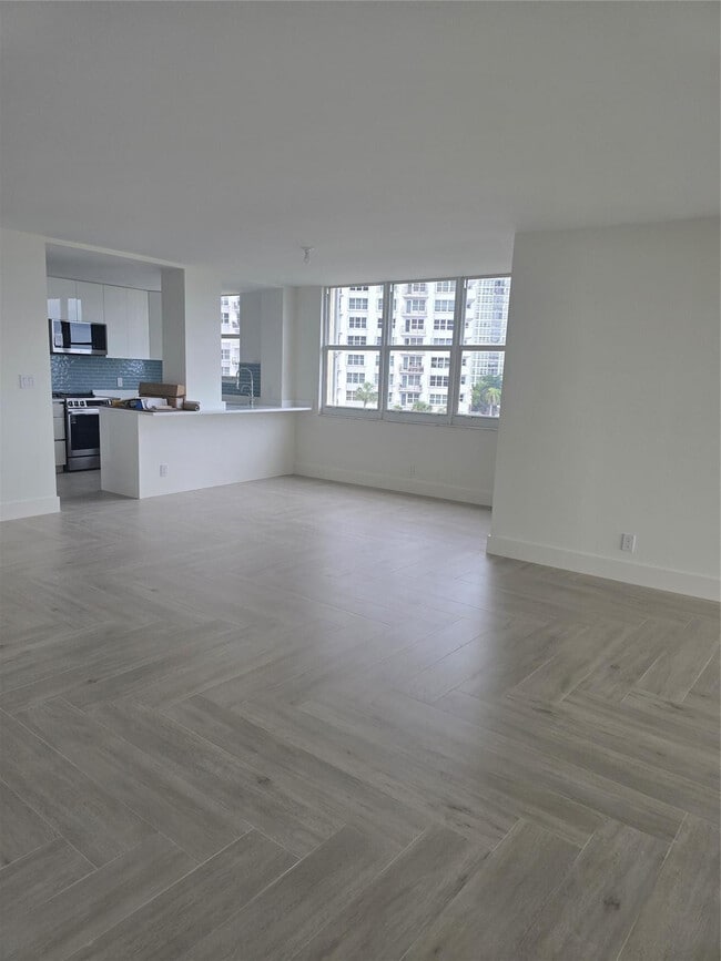 Building Photo - 328 N Ocean Blvd