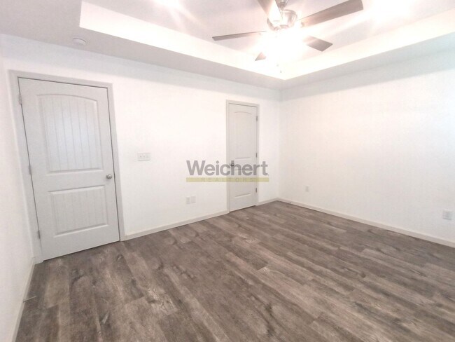 Building Photo - Modern 4Bed/2Bath house with fenced backyard and garage