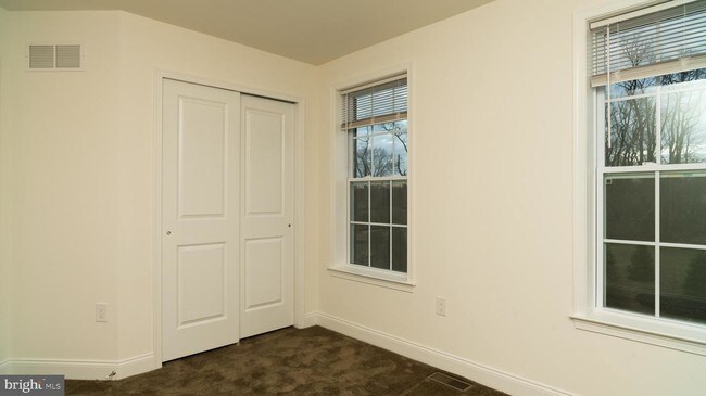 Building Photo - 2 PEACOCK Way