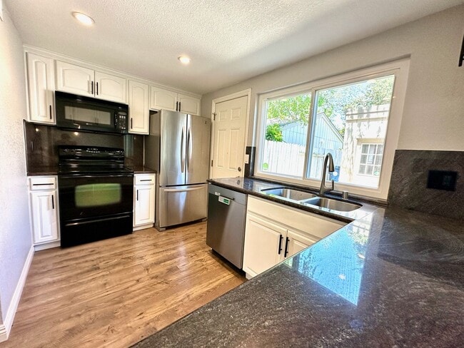 Building Photo - REQUEST A SHOWING AT MossglenProperties .c...