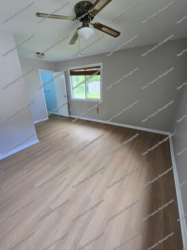 Building Photo - Updated 4 Bedroom