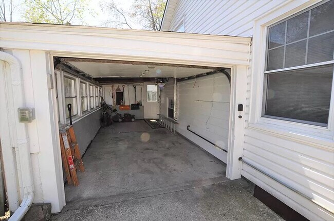 Building Photo - 906 Sylvan Ave