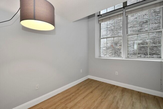 Building Photo - 200 Market St