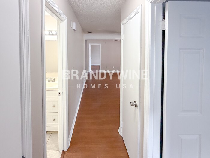 Building Photo - 215 Shore Rd