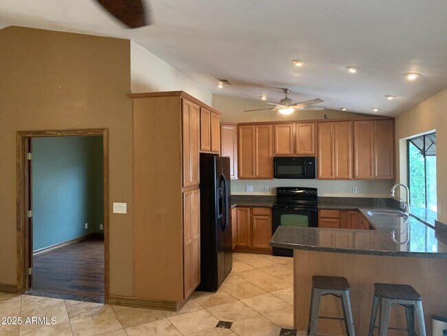 Building Photo - 435 E Larkspur Ln