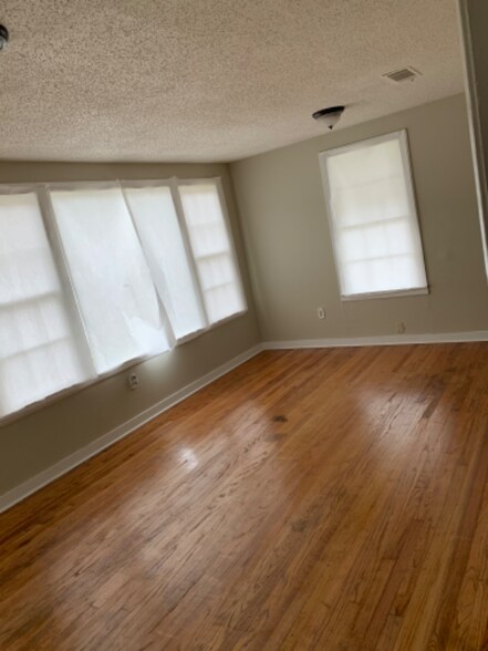 Building Photo - 4242 Monroe Ave